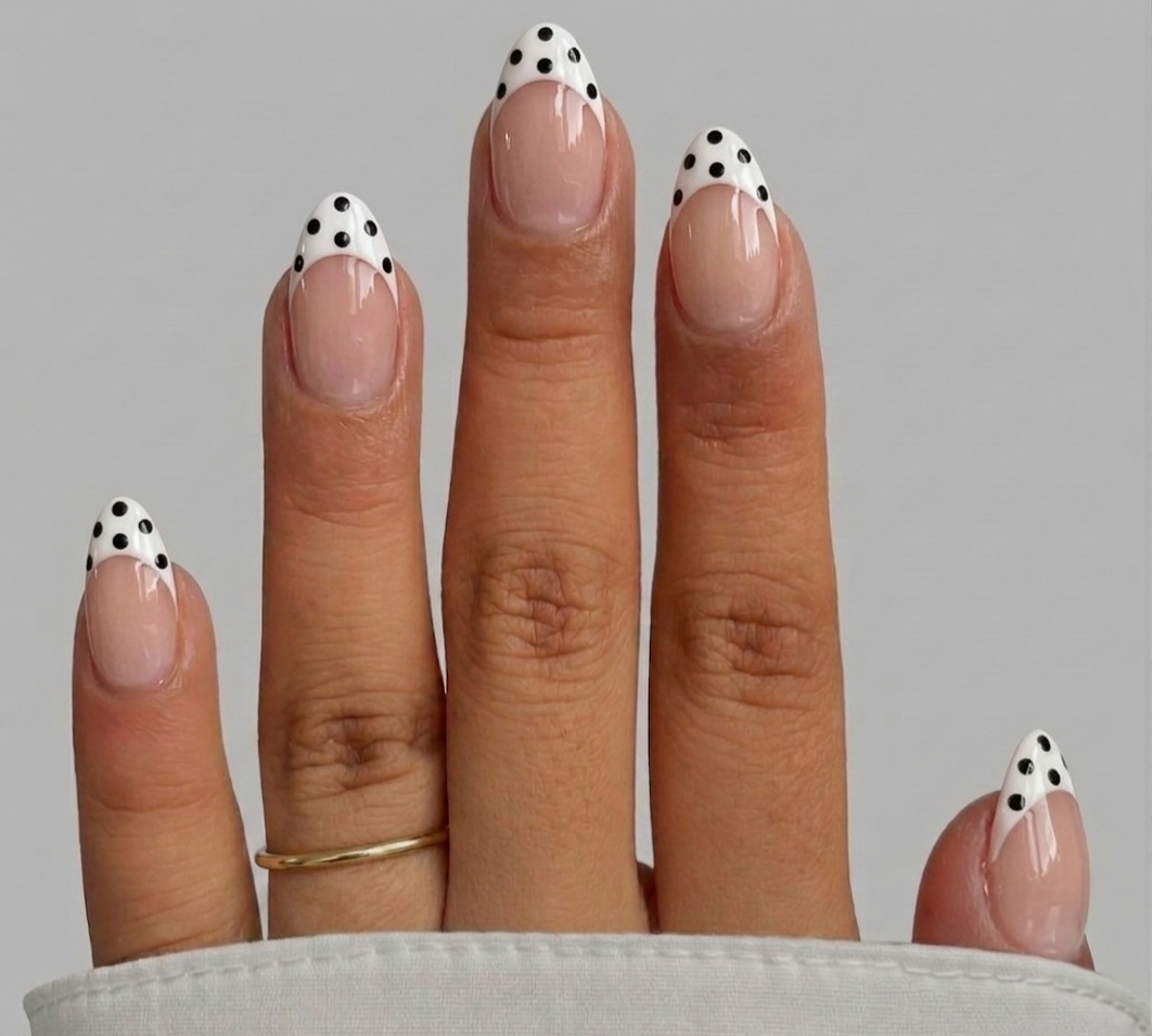 MINIMAL BLACK DOT